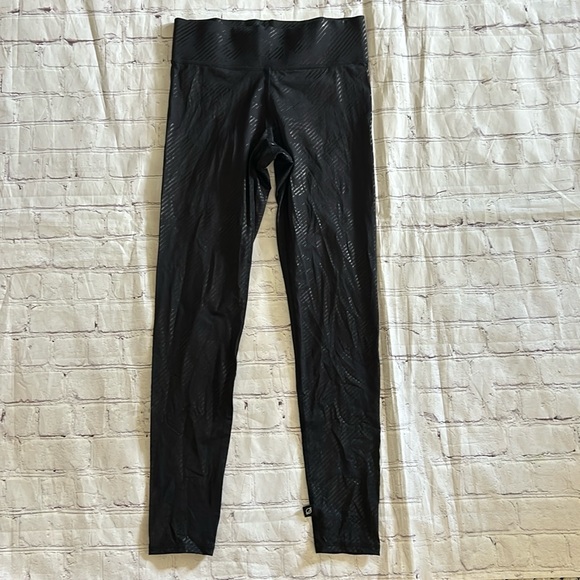 Terez Pants - Terez Women’s Workout Legging Camo Foil Stripe Size Small Black Mid-Rise